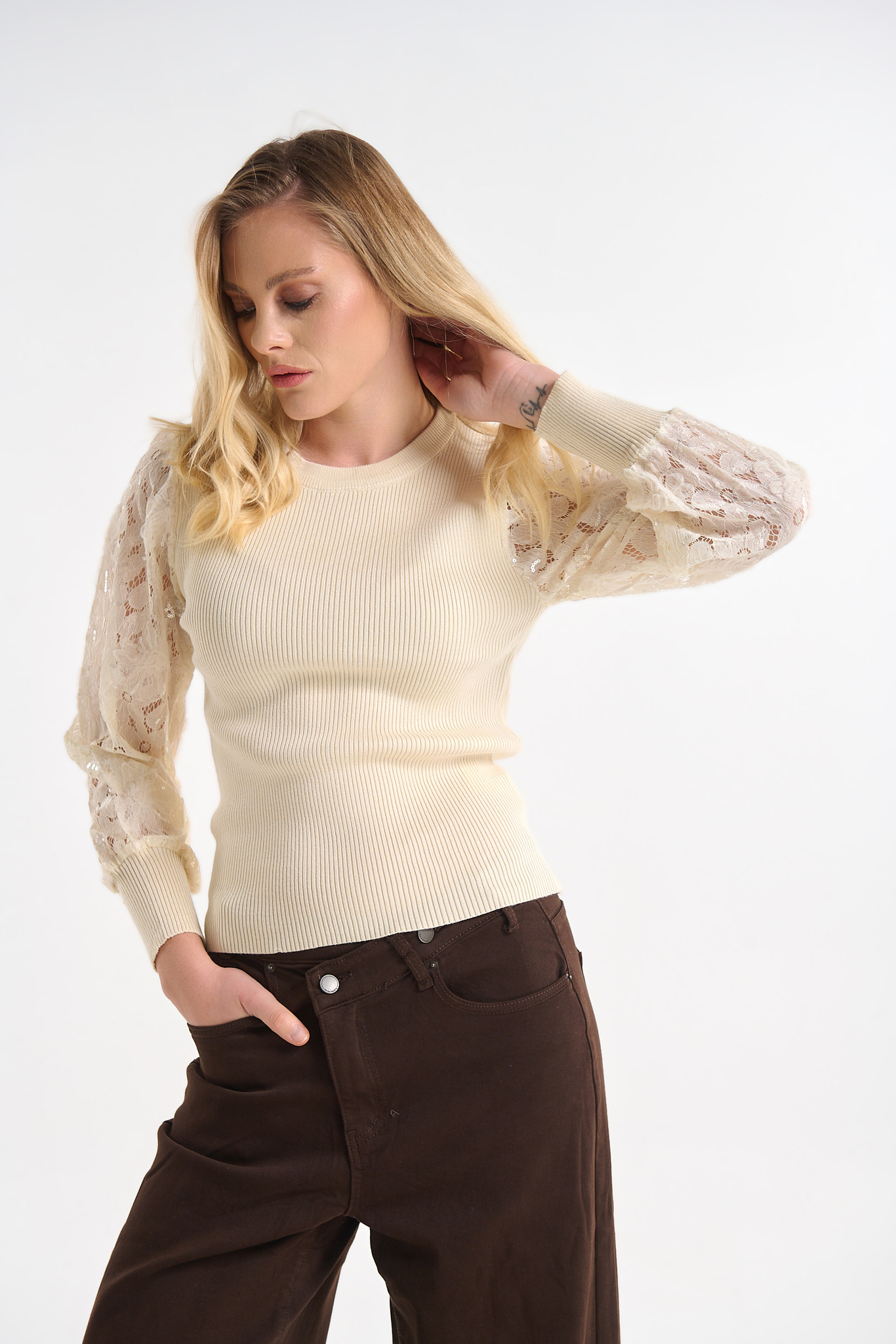 Μπλούζα Πλεκτή Με Δαντελένια Μανίκια & Πούλιες