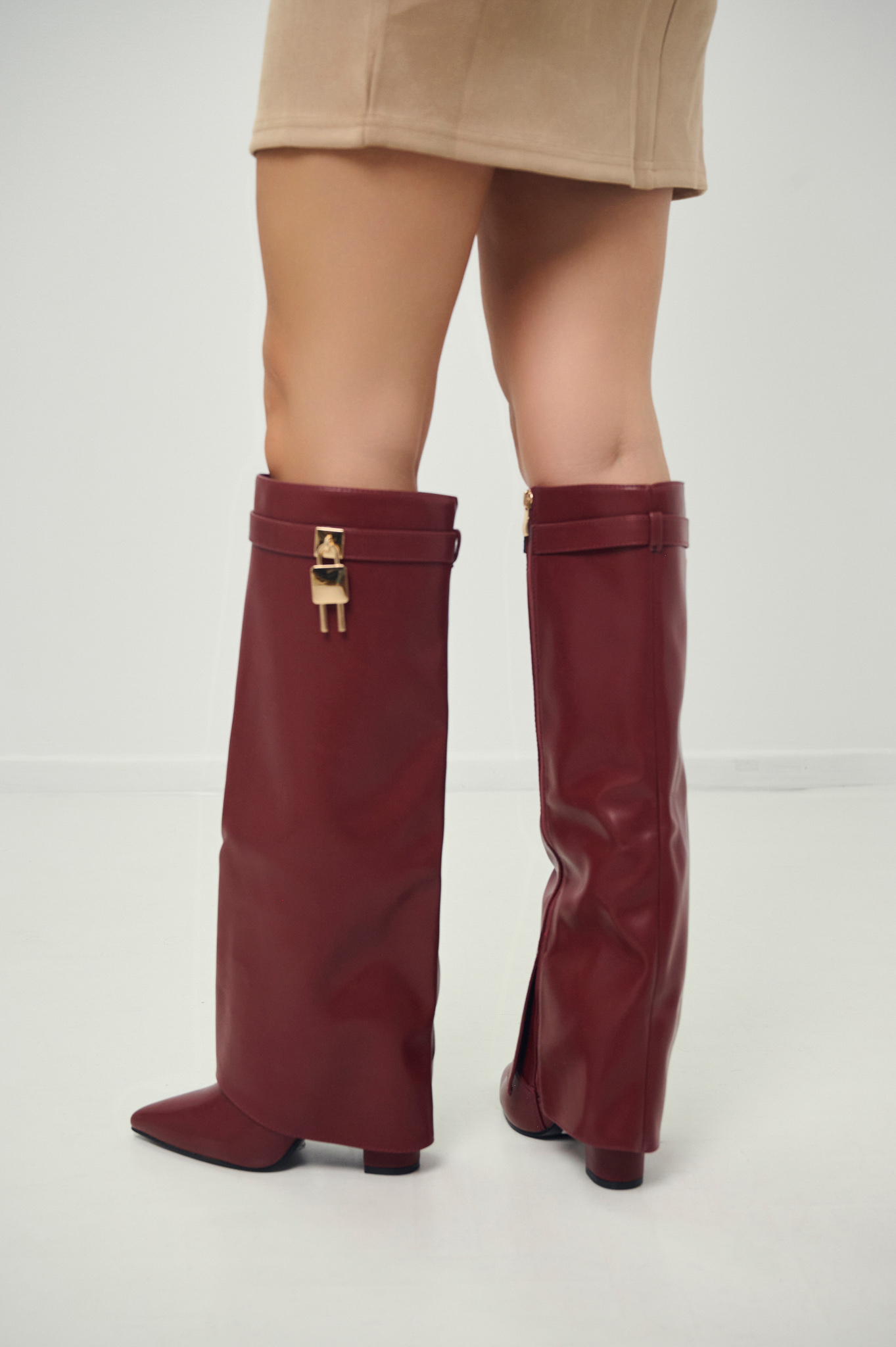 Μπότες Ψηλές Με Χρυσή Λεπτομέρεια φωτογραφία