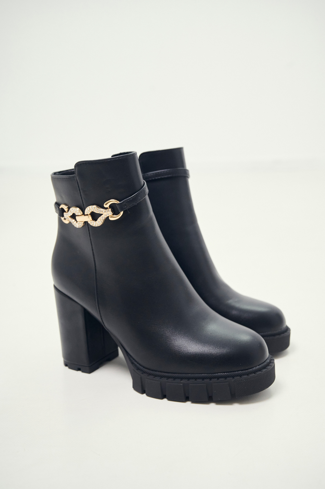 Μποτάκια Με Χρυσή Αγκράφα & Χοντρό Τακούνι φωτογραφία