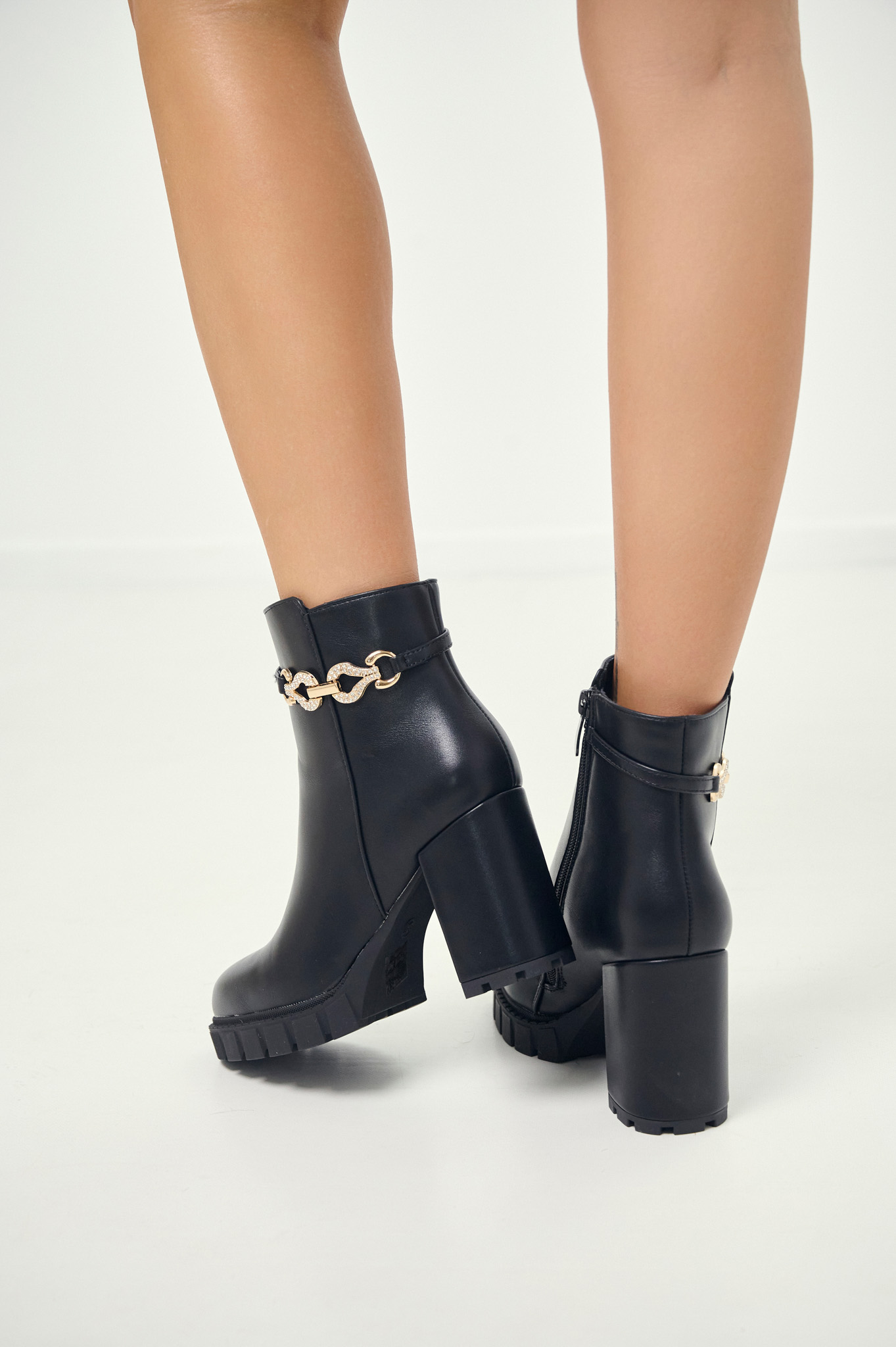 Μποτάκια Με Χρυσή Αγκράφα & Χοντρό Τακούνι φωτογραφία