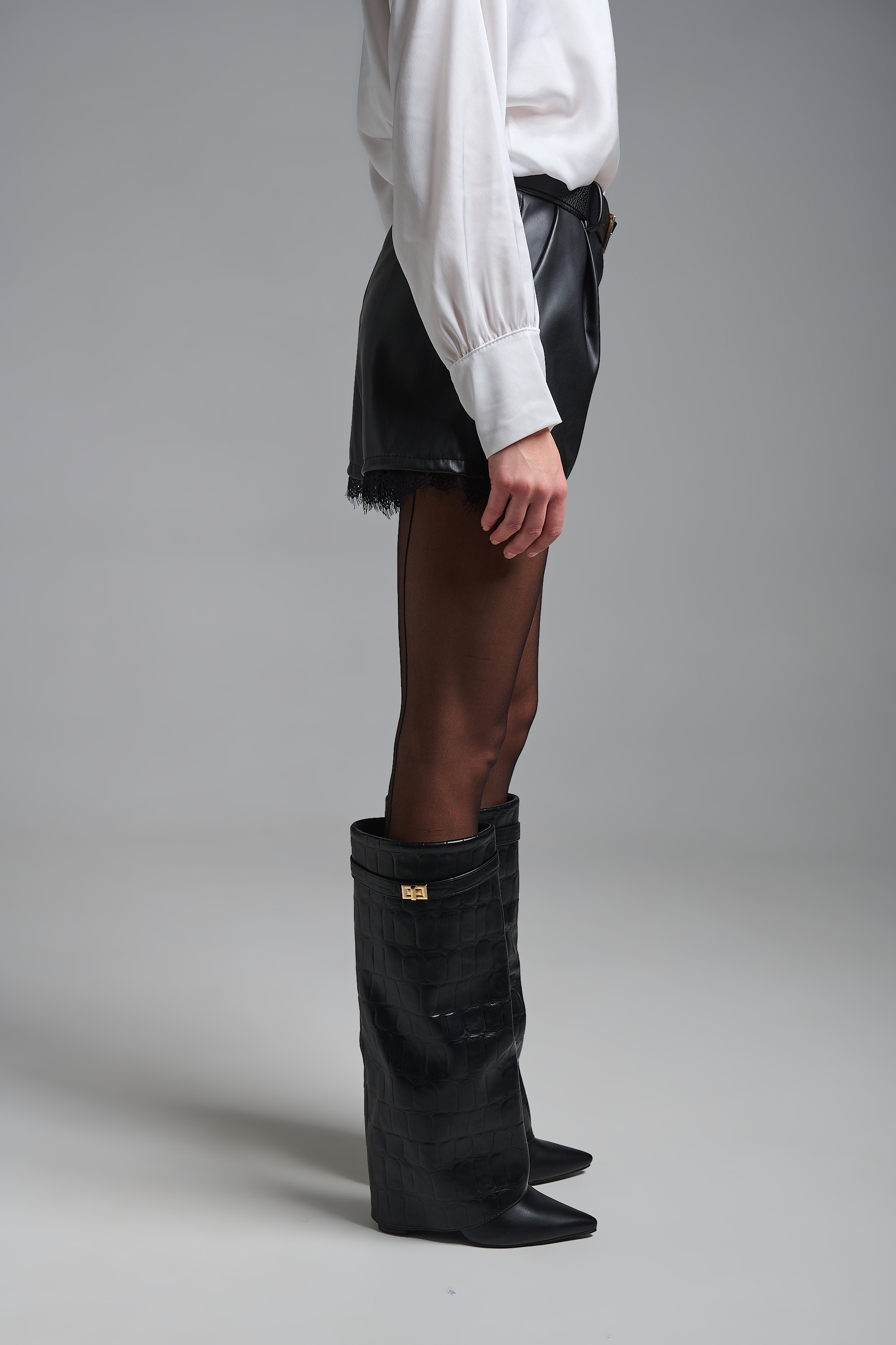 Σορτς Δερματίνη Με Δαντέλα & Ζώνη