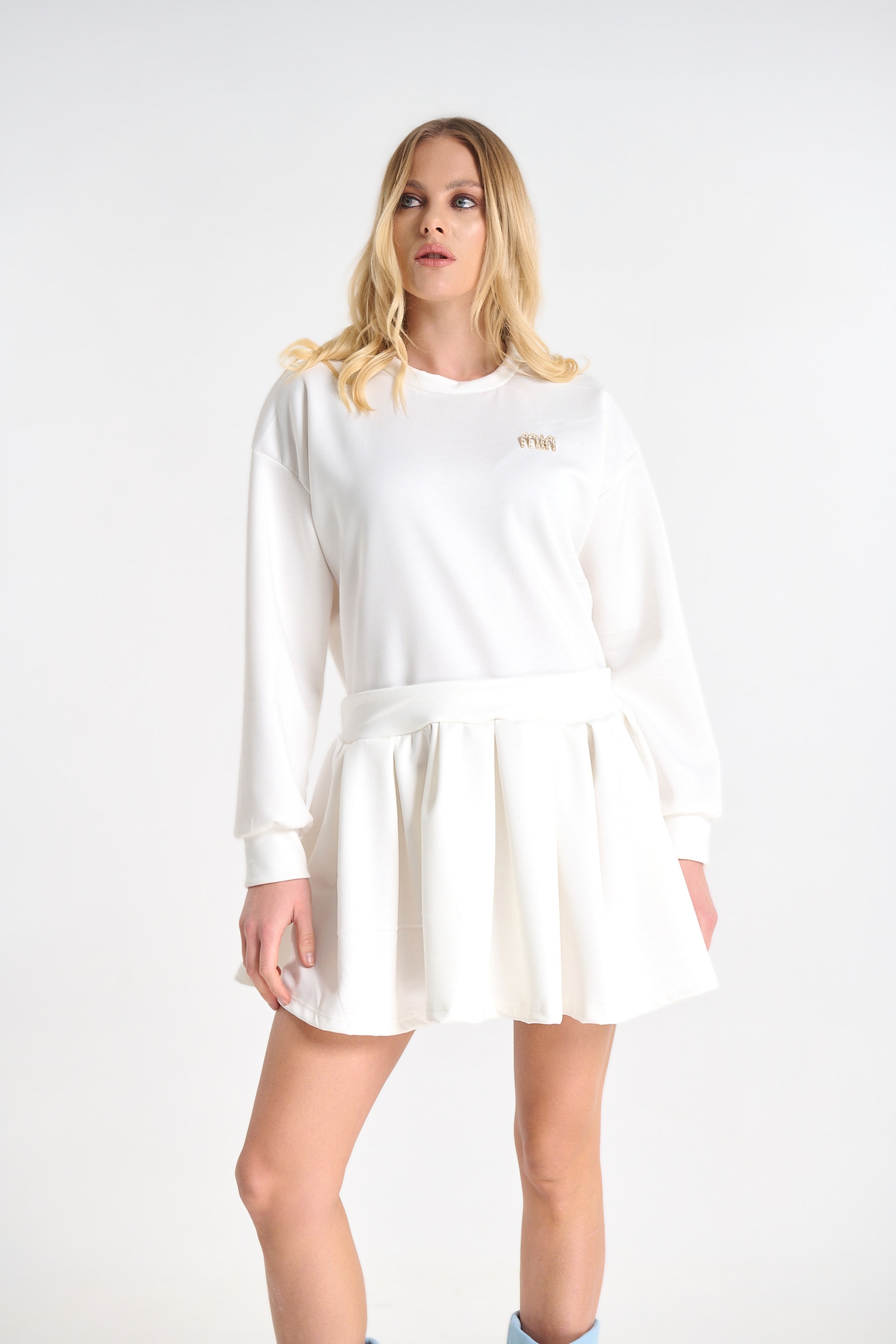 Φόρεμα Με Πλισέ Λεπτομέρεια Και Καρφίτσα