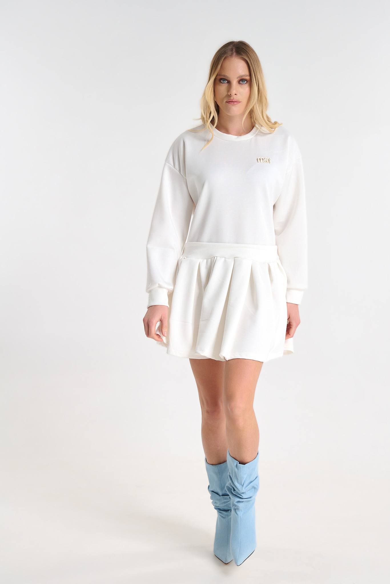 Φόρεμα Με Πλισέ Λεπτομέρεια Και Καρφίτσα