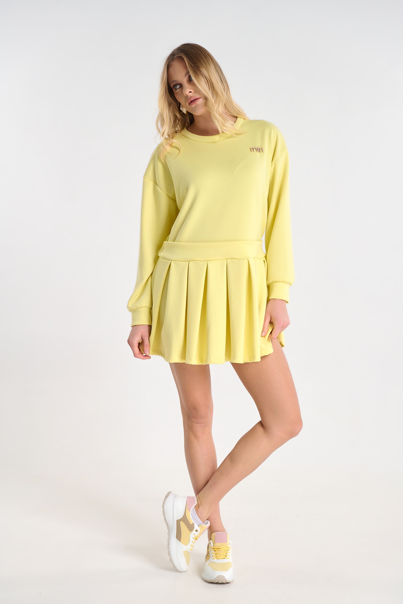 Φόρεμα Με Πλισέ Λεπτομέρεια Και Καρφίτσα