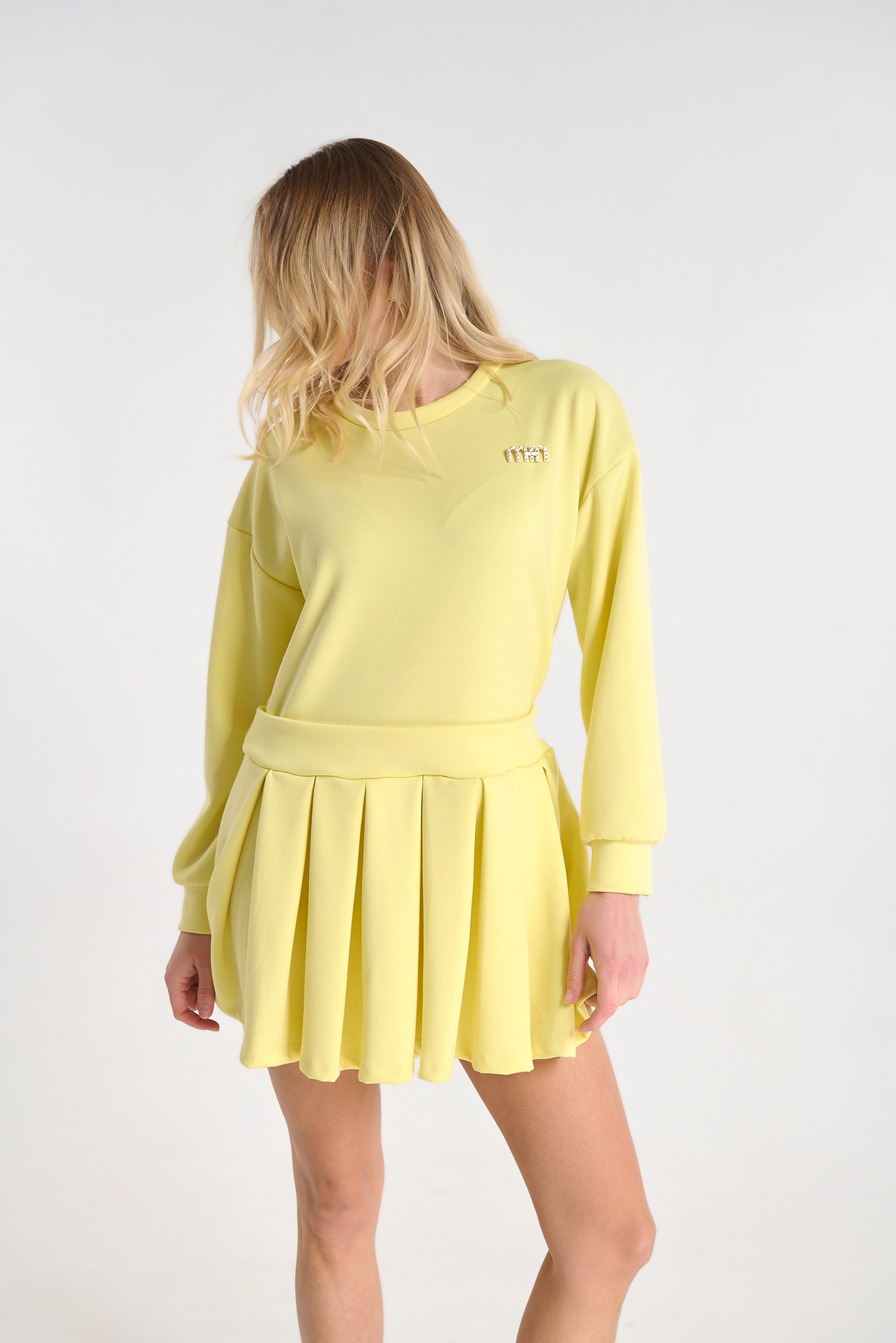 Φόρεμα Με Πλισέ Λεπτομέρεια Και Καρφίτσα