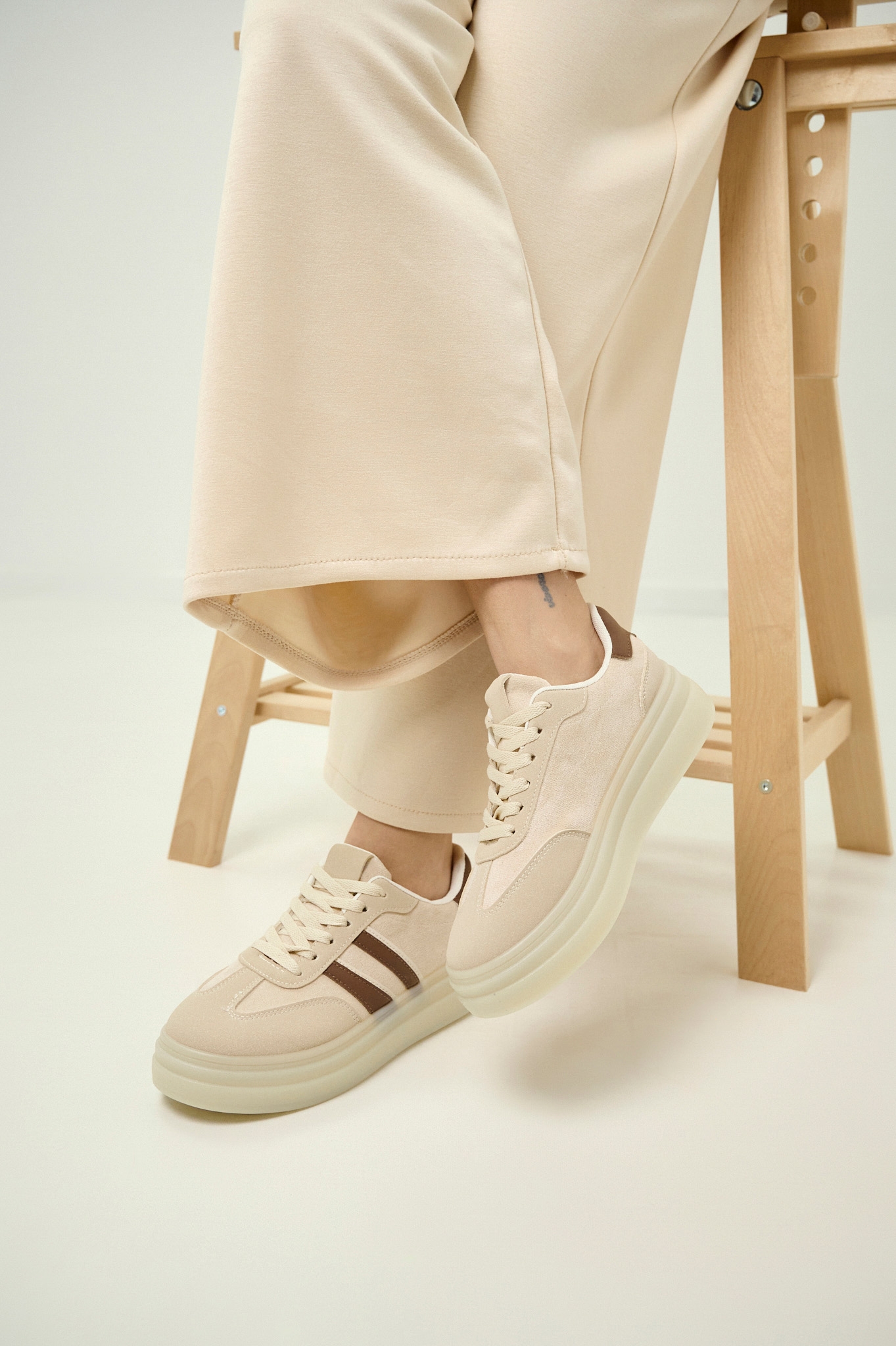 Sneakers Suede Platform Με Καφέ Λεπτομέρειες
