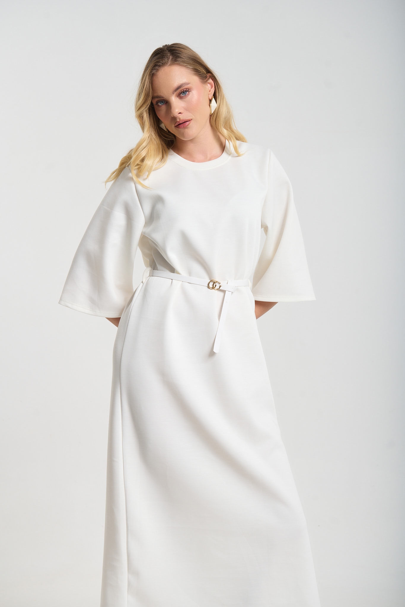 Φόρεμα Με Ζώνη & Σκίσιμο Στο Πλάι