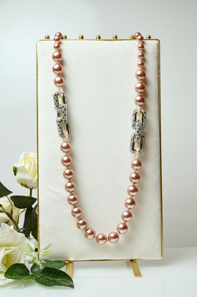 Pearl Necklace With Shiny Chains