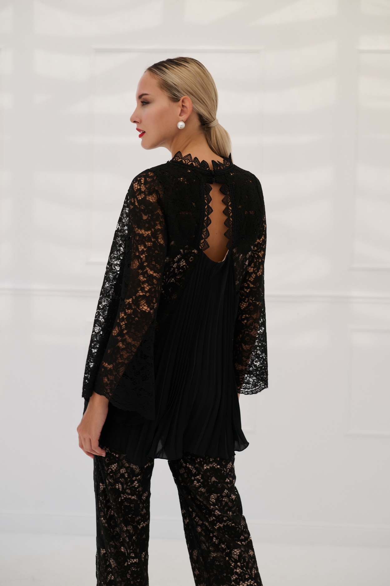 Lacy Blouse With Pleated Back DEJAVU