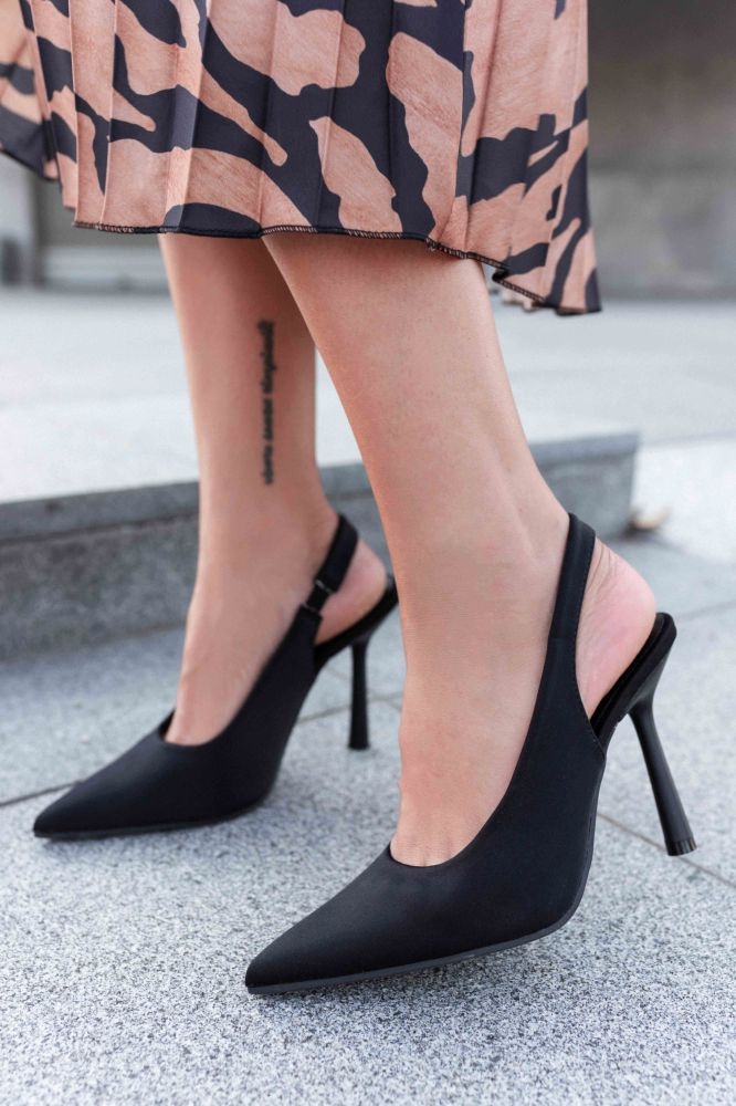 Pointy Pumps With Strap