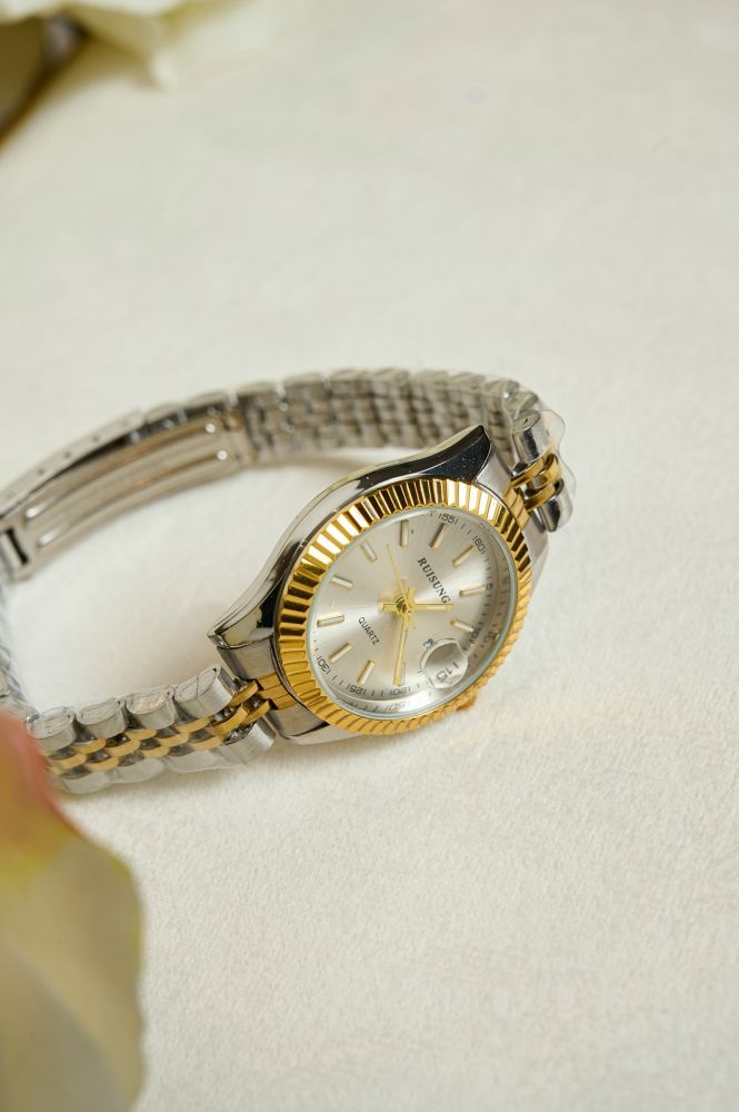 Round Watch With Metallic Bracelet